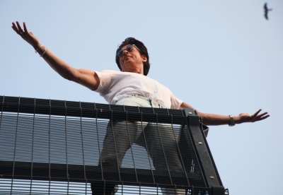 SRK consoles a heartbroken fan | SRK consoles a heartbroken fan