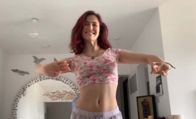 Elli AvrRam wows social media with throwback belly dance video | Elli AvrRam wows social media with throwback belly dance video
