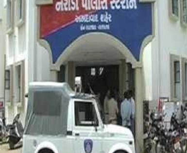 Bootleggers attack Gujarat Police team, two cops injured | Bootleggers attack Gujarat Police team, two cops injured