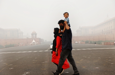 Poor air quality, extreme weather wreaking havoc on health of Delhi's outdoor workers | Poor air quality, extreme weather wreaking havoc on health of Delhi's outdoor workers