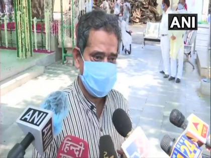 Not against publishing of my father's memoir, says Abhijit Mukherjee | Not against publishing of my father's memoir, says Abhijit Mukherjee Not against publishing of my father's memoir, says Abhijit Mukherjee | Not against publishing of my father's memoir, says Abhijit Mukherjee