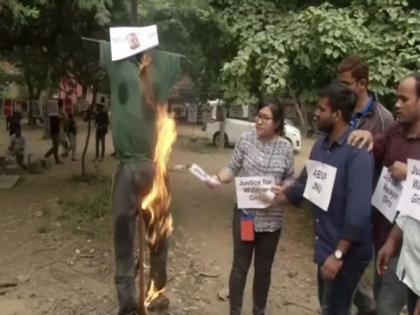 Palakkad minor rape case : ABVP burns effigy of Pinarayi Vijayan in JNU | Palakkad minor rape case : ABVP burns effigy of Pinarayi Vijayan in JNU
