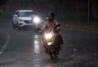 Rain lashes Delhi-NCR, brings respite from intense heat | Rain lashes Delhi-NCR, brings respite from intense heat