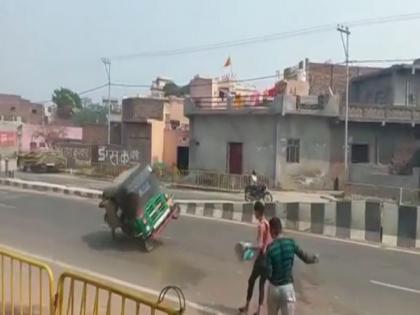 Speeding autorickshaw overturns as locals throw water balloons at three-wheeler in UP's Baghpat | Speeding autorickshaw overturns as locals throw water balloons at three-wheeler in UP's Baghpat