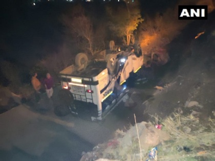 10 tourists injured as mini bus overturns in J-K | 10 tourists injured as mini bus overturns in J-K