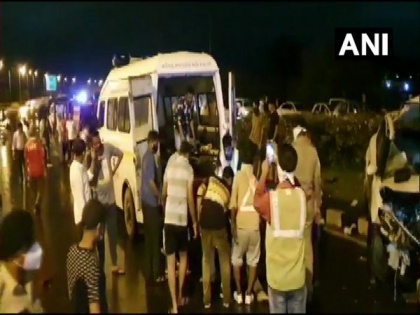 Gujarat: 5 killed, 4 injured in accident on Ahmedabad-Vadodara NH-8 in Nadiad | Gujarat: 5 killed, 4 injured in accident on Ahmedabad-Vadodara NH-8 in Nadiad