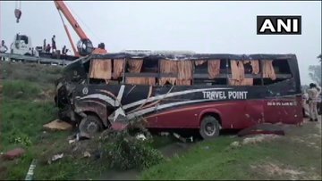 5 dead, 18 injured in mishap on Agra-Lucknow Expressway in UP's Kannauj | 5 dead, 18 injured in mishap on Agra-Lucknow Expressway in UP's Kannauj