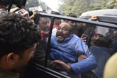 UPCC chief, party men detained while marching to Raj Bhawan | UPCC chief, party men detained while marching to Raj Bhawan