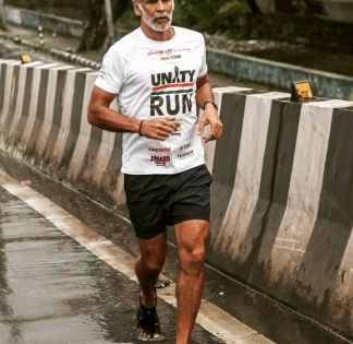 Milind Soman finishes 8-day barefoot run at Statue of Unity | Milind Soman finishes 8-day barefoot run at Statue of Unity