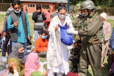 Indian Army and Rouble Nagi Art Foundation join hands to feed people in J&K | Indian Army and Rouble Nagi Art Foundation join hands to feed people in J&K