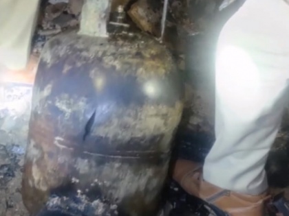 Lucknow man sets gas cylinder on fire; sister dead, mother hospitalised | Lucknow man sets gas cylinder on fire; sister dead, mother hospitalised