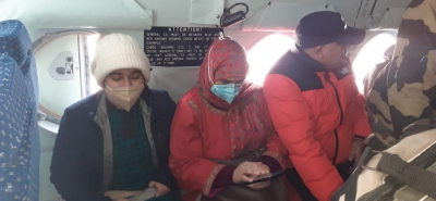 BSF airlifts 3 patients from snow-bound Tangdhar sector in J&K | BSF airlifts 3 patients from snow-bound Tangdhar sector in J&K