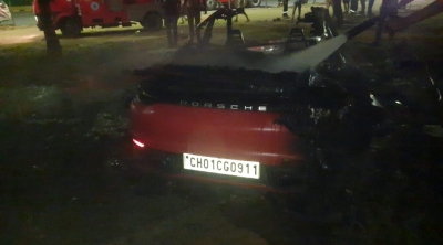 Haryana: Luxury car burns to ashes after hitting tree at Golf Course Road | Haryana: Luxury car burns to ashes after hitting tree at Golf Course Road