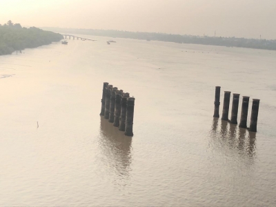 Western Railway's 156-year-old Thane Creek bridges being dismantled | Western Railway's 156-year-old Thane Creek bridges being dismantled Western Railway's 156-year-old Thane Creek bridges being dismantled | Western Railway's 156-year-old Thane Creek bridges being dismantled