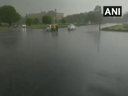 Rain lashes parts of Delhi, brings respite from heat | Rain lashes parts of Delhi, brings respite from heat