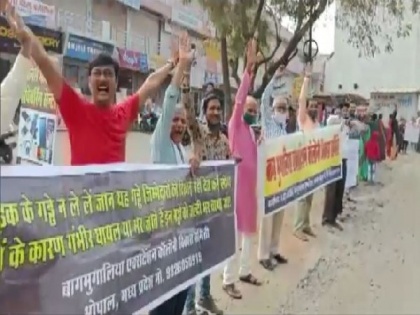 'Repair our road': Bhopal colony residents laugh out their protest | 'Repair our road': Bhopal colony residents laugh out their protest