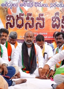 BJP hold protests across Telangana over arrests | BJP hold protests across Telangana over arrests