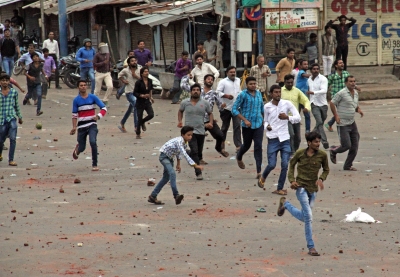 4 police personnel injured in Gujarat clash | 4 police personnel injured in Gujarat clash
