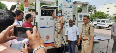 33 fuel stations in Telugu states seized for cheating consumers | 33 fuel stations in Telugu states seized for cheating consumers