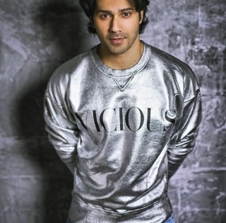 Varun Dhawan's latest photo-op is about 'ummeed' | Varun Dhawan's latest photo-op is about 'ummeed'