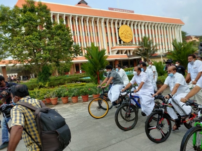 Kerala Oppn MLAs ride bicycles to Assembly in protest | Kerala Oppn MLAs ride bicycles to Assembly in protest