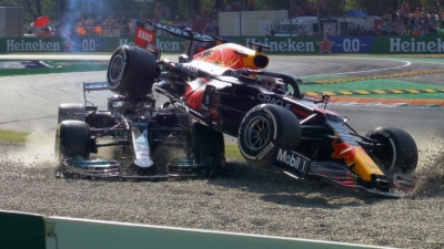 Ricciardo wins Italian GP after Verstappen, Hamilton crash out | Ricciardo wins Italian GP after Verstappen, Hamilton crash out