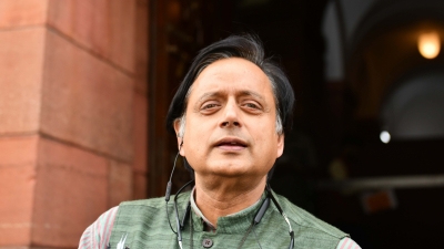 Shashi Tharoor joins protesting Punjab MPs at Jantar Mantar | Shashi Tharoor joins protesting Punjab MPs at Jantar Mantar