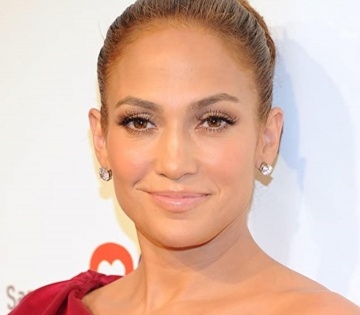 Jennifer Lopez wore 43 kg gown in 'Marry Me' | Jennifer Lopez wore 43 kg gown in 'Marry Me'