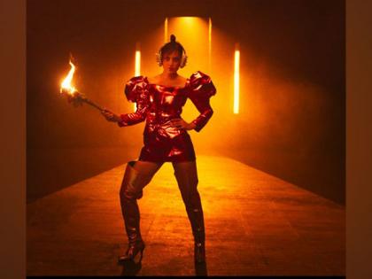 Kangana Ranaut raises heat in teaser of 'She's on Fire' song | Kangana Ranaut raises heat in teaser of 'She's on Fire' song