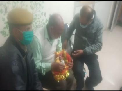 District hospital in UP's Agra bandages Lord Krishna's broken arm on priest request | District hospital in UP's Agra bandages Lord Krishna's broken arm on priest request