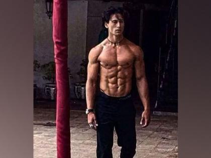 Tiger Shroff treats fans to throwback picture featuring washboard abs | Tiger Shroff treats fans to throwback picture featuring washboard abs