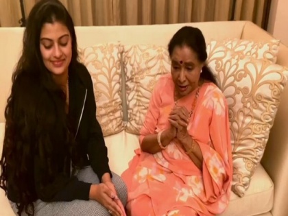 Asha Bhosle celebrates with granddaughter Zanai as she receives Maharashtra Govt's highest honour | Asha Bhosle celebrates with granddaughter Zanai as she receives Maharashtra Govt's highest honour