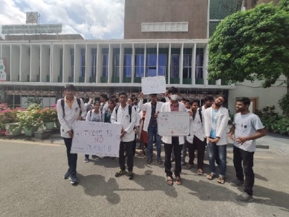 Delhi: AIIMS doctors hold march to sensitise people on climate change | Delhi: AIIMS doctors hold march to sensitise people on climate change