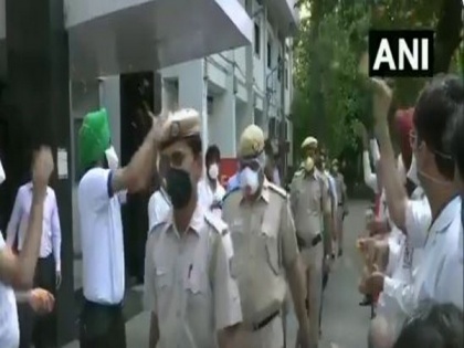 AIIMS doctors shower petals on Delhi Police officials to show gratitude towards them | AIIMS doctors shower petals on Delhi Police officials to show gratitude towards them