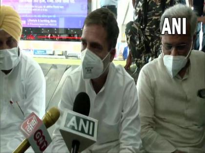 Rahul Gandhi alleges UP police not allowing Cong leaders exit Lucknow airport | Rahul Gandhi alleges UP police not allowing Cong leaders exit Lucknow airport
