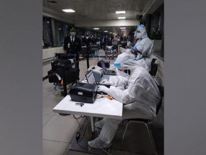 Chaos at Delhi airport, UK passengers stuck over eight hours to get COVID-19 report | Chaos at Delhi airport, UK passengers stuck over eight hours to get COVID-19 report Chaos at Delhi airport, UK passengers stuck over eight hours to get COVID-19 report | Chaos at Delhi airport, UK passengers stuck over eight hours to get COVID-19 report