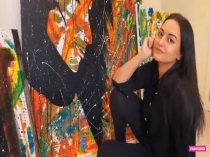 Sonakshi helps provide ration to daily wage workers by auctioning her artwork | Sonakshi helps provide ration to daily wage workers by auctioning her artwork