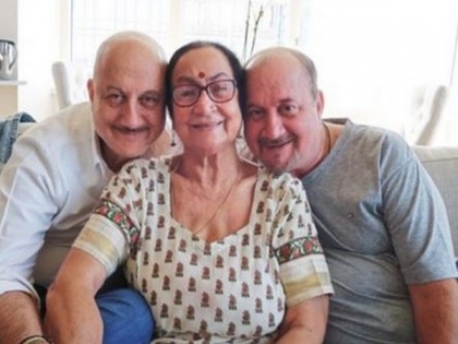 Anupam Kher's mother, brother tests positive for COVID-19; actor tests negative | Anupam Kher's mother, brother tests positive for COVID-19; actor tests negative