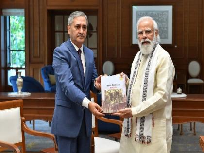 Author Raghuvendra Tanwar meets PM Modi | Author Raghuvendra Tanwar meets PM Modi