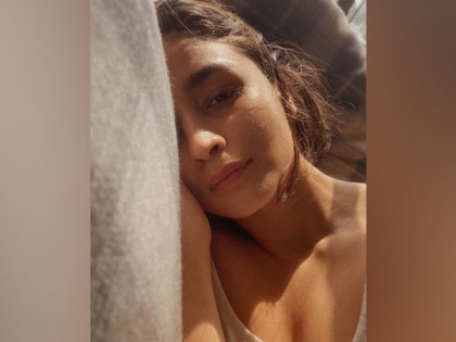 Alia Bhatt says 'dreamers never wake up', shares stunning sun-kissed pictures | Alia Bhatt says 'dreamers never wake up', shares stunning sun-kissed pictures