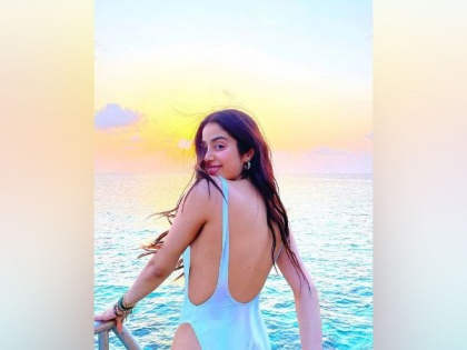 Janhvi Kapoor stuns in monokini, shares stunning glimpses of Maldives' sunset | Janhvi Kapoor stuns in monokini, shares stunning glimpses of Maldives' sunset