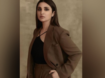 Parineeti Chopra's mother dedicates painting to celebrate actor's 'The Girl On The Train' | Parineeti Chopra's mother dedicates painting to celebrate actor's 'The Girl On The Train'