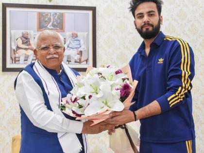 Elvish Yadav meets Haryana CM after 'Bigg Boss OTT 2' win | Elvish Yadav meets Haryana CM after 'Bigg Boss OTT 2' win Elvish Yadav meets Haryana CM after 'Bigg Boss OTT 2' win | Elvish Yadav meets Haryana CM after 'Bigg Boss OTT 2' win