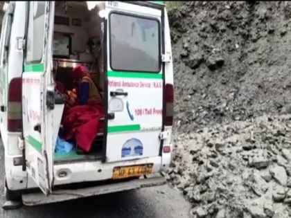 Himachal : Woman gives birth to twins in ambulance | Himachal : Woman gives birth to twins in ambulance