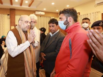 Amit Shah meets families of soldiers, civilians killed in recent terror attacks in J-K | Amit Shah meets families of soldiers, civilians killed in recent terror attacks in J-K