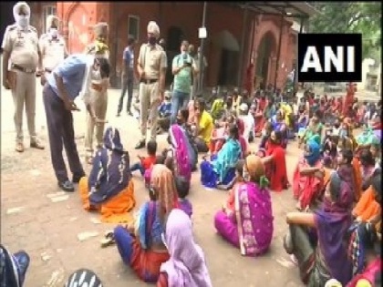 Migrant workers from Chhattisgarh protest in Amritsar | Migrant workers from Chhattisgarh protest in Amritsar
