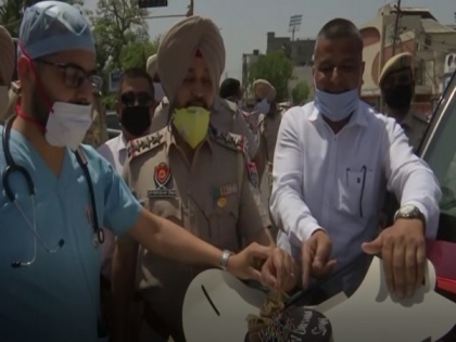Amritsar doctor, cops celebrate SHO's birthday amid lockdown | Amritsar doctor, cops celebrate SHO's birthday amid lockdown