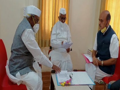 Maharashtra BJP leaders meet Anna Hazare, urge him not to go on protest | Maharashtra BJP leaders meet Anna Hazare, urge him not to go on protest