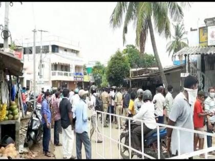 Long queues, crowding outside liquor shops across Andhra Pradesh | Long queues, crowding outside liquor shops across Andhra Pradesh