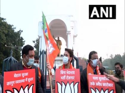 UP Polls: Anurag Thakur holds placard, BJP flag in Lucknow during election campaign | UP Polls: Anurag Thakur holds placard, BJP flag in Lucknow during election campaign